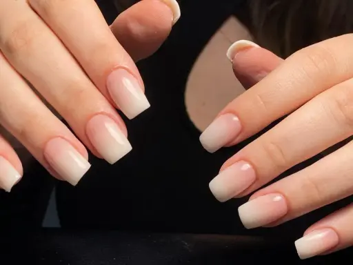 Eleganckie paznokcie french migdałki z delikatnym ombre.