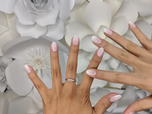 Eleganckie baby boomer nails z brokatem, idealne na ślub. Delikatny róż i biel, subtelny blask.