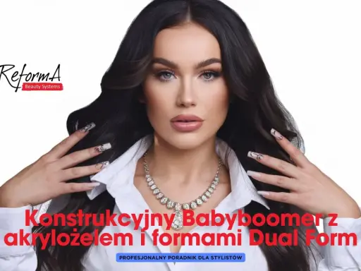 Kobieta z długimi, ciemnymi włosami prezentuje paznokcie wykonane metodą french konstrukcyjny. Na jej dłoniach widać zdobienia i elegancką biżuterię.