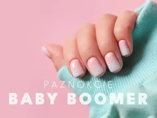Dłoń z paznokciami baby boomer, idealny french żelowy. Delikatny gradient różu i bieli na krótkich, zadbanych paznokciach.