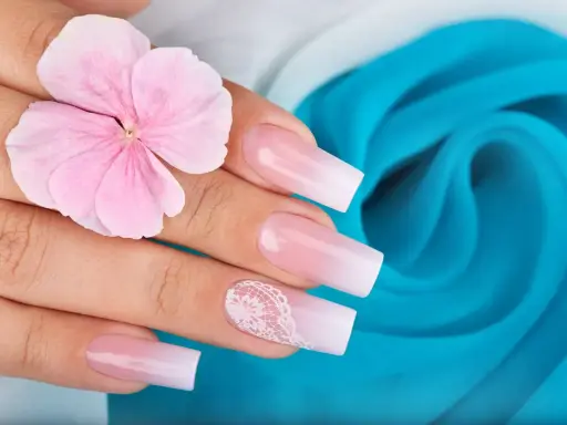 Delikatny french manicure z koronkowym zdobieniem, jak zrobić go zwykłym lakierem. Różowa hortensja na dłoni.