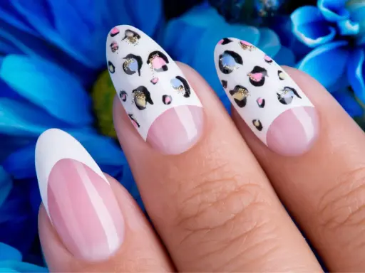 Dłonie z perfekcyjnym manicurem. Paznokcie na których nie widac odrostu, ozdobione wzorem panterki i klasycznym french manicure.