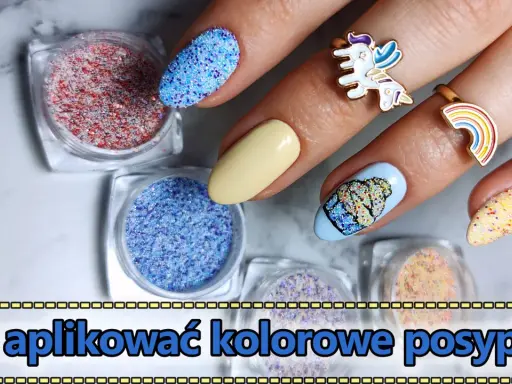 Kolorowe posypki do paznokci w słoiczkach, błyszczące zdobienia na paznokciach, pierścionki z jednorożcem i tęczą.