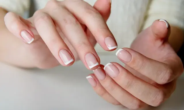 Delikatne paznokcie migdałki baby boomer z klasycznym french manicure. Idealne dla każdej kobiety ceniącej subtelność.