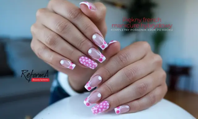 Letnie paznokcie french w groszki. Uroczy manicure hybrydowy na lato, idealny na wakacje.