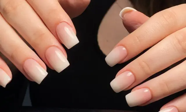 Eleganckie paznokcie french migdałki z delikatnym ombre.