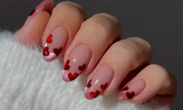 Walentynki paznokcie z sercem. Delikatny french manicure ozdobiony czerwonymi serduszkami, idealny na święto zakochanych.