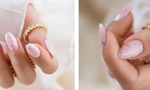 Delikatne, różowe paznokcie z brokatem, ozdobione złotym pierścionkiem. Stylizacja idealna dla każdej kobiety, która ceni elegancję, nawet w stylu baby boomer.