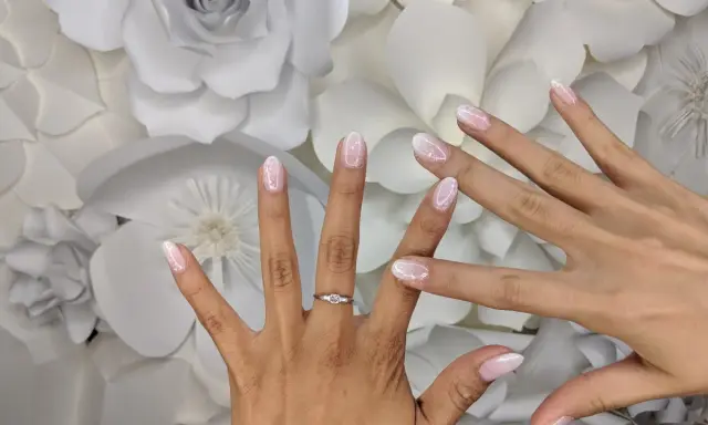 Eleganckie baby boomer nails z brokatem, idealne na ślub. Delikatny róż i biel, subtelny blask.