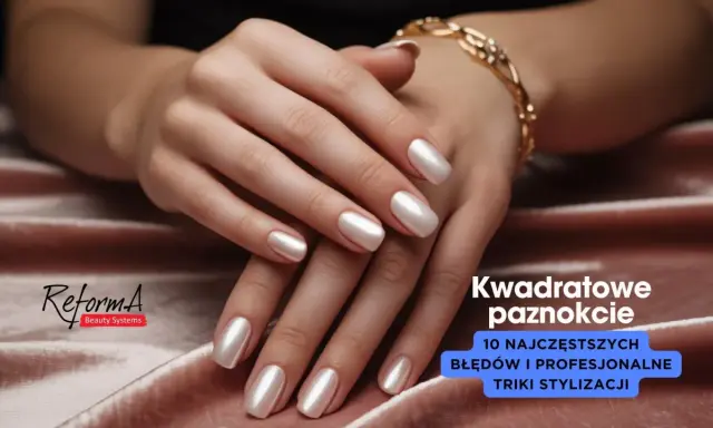 Dłonie z perłowymi, kwadratowymi paznokciami. Złota bransoletka dodaje elegancji.