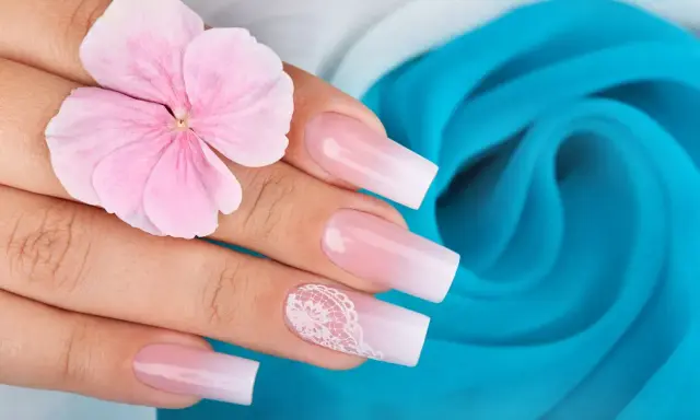 Delikatny french manicure z koronkowym zdobieniem, jak zrobić go zwykłym lakierem. Różowa hortensja na dłoni.
