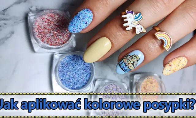 Kolorowe posypki do paznokci w słoiczkach, błyszczące zdobienia na paznokciach, pierścionki z jednorożcem i tęczą.