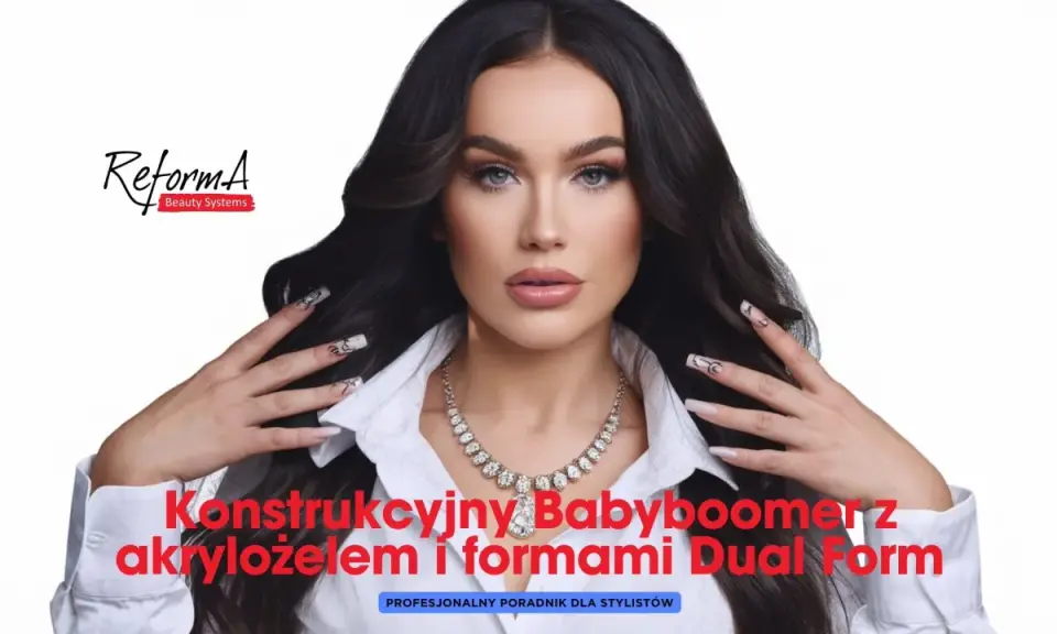 Kobieta z długimi, ciemnymi włosami prezentuje paznokcie wykonane metodą french konstrukcyjny. Na jej dłoniach widać zdobienia i elegancką biżuterię.