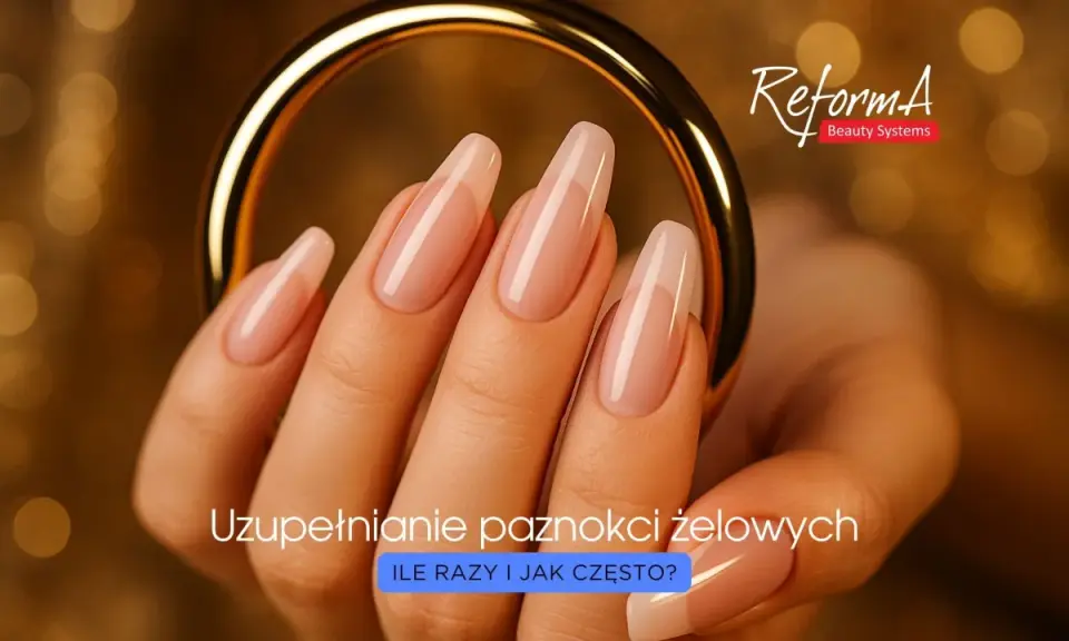 Dłoń z idealnie wykonanymi paznokciami żelowymi, prezentującymi prawidłową budowę. Złota obręcz podkreśla elegancję.