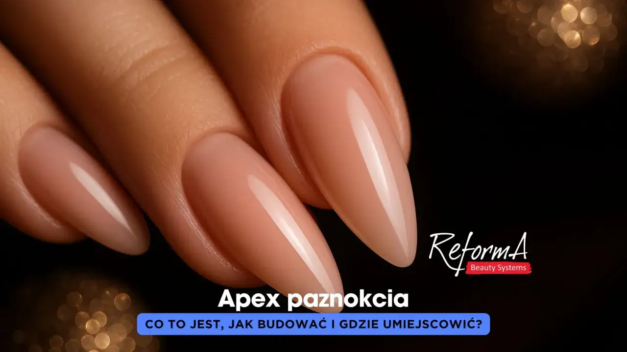 Dłoń z idealnie wykonanymi, beżowymi paznokciami. Widoczny jest perfekcyjny apex paznokcia, nadający im elegancki kształt.