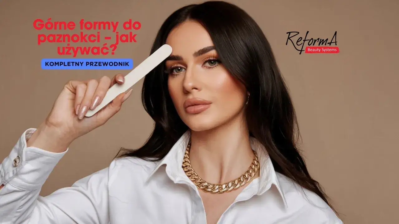 Kobieta z pięknymi paznokciami trzyma pilniczek, gotowa do pracy z g&oacute;rnymi formami. 