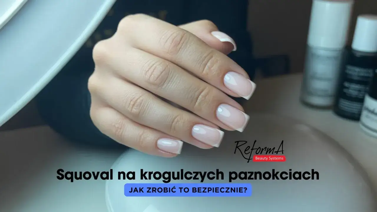 Dłoń z idealnymi paznokciami w kształcie squoval, z subtelnym frenchem.