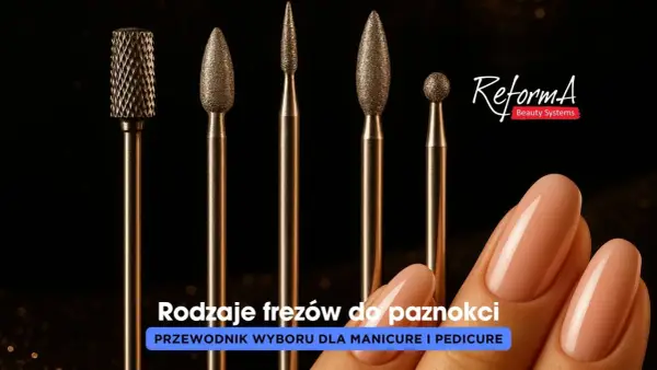 Zestaw frezów do paznokci, w tym frez do ściągania żelu, prezentowany obok zadbanych dłoni.
